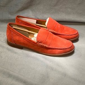 Hush puppies size 10W. Wren Loafer. Never worn. Soft red suede.